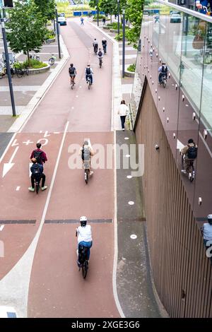 Ein- und Ausfahrt des Fahrradparkhauses am Bahnhof Utrecht Centraal, Stationsplein, über 13,000 Stellplätze, gilt als größtes Fahrradparkhaus der Welt, über 3 Etagen unterirdisch, Utrecht, Niederlande Fahrradparkhaus Utrecht *** Eingang und Ausgang der Fahrradparkgarage am Bahnhof Utrecht Centraal, Stationsplein, über 13.000 Parkplätze, gilt als das größte Fahrradparkhaus der Welt, über 3 unterirdische Etagen, Utrecht, Niederlande Fahrradparkhaus Utrecht Stockfoto