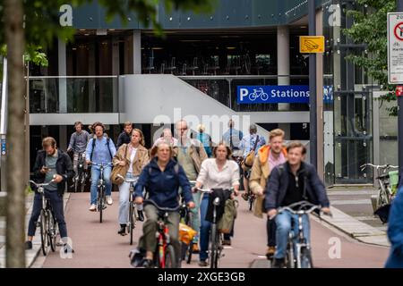 Ein- und Ausfahrt des Fahrradparkhauses am Bahnhof Utrecht Centraal, Stationsplein, über 13,000 Stellplätze, gilt als größtes Fahrradparkhaus der Welt, über 3 Etagen unterirdisch, Utrecht, Niederlande Fahrradparkhaus Utrecht *** Eingang und Ausgang der Fahrradparkgarage am Bahnhof Utrecht Centraal, Stationsplein, über 13.000 Parkplätze, gilt als das größte Fahrradparkhaus der Welt, über 3 unterirdische Etagen, Utrecht, Niederlande Fahrradparkhaus Utrecht Stockfoto