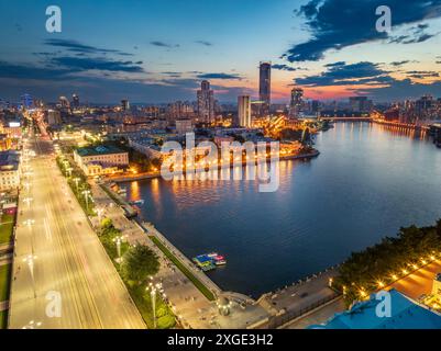 Böschung des zentralen Teiches und Plotinka in Jekaterinburg im Sommer oder in der frühen Herbstnacht. Nachtstadt im Frühherbst oder Sommer. Das historische Zentrum Stockfoto