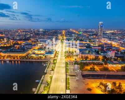 Böschung des zentralen Teiches und Plotinka in Jekaterinburg im Sommer oder in der frühen Herbstnacht. Nachtstadt im Frühherbst oder Sommer. Das historische Zentrum Stockfoto