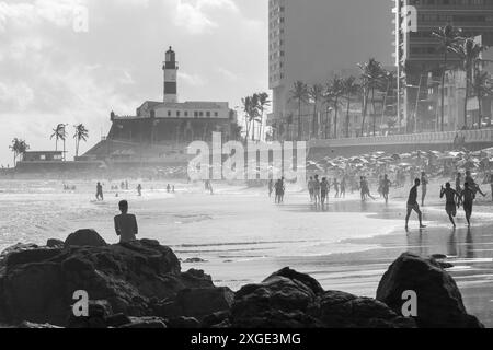 Salvador, Bahia, Brasilien - 20. September 2019: Touristen können am Strand Farol da Barra in der Stadt Salvador, Bah, im Meer baden Stockfoto