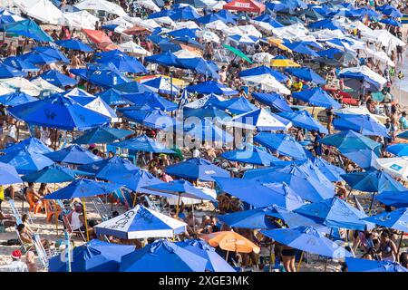 Salvador, Bahia, Brasilien - 20. September 2019: Hunderte von Touristen werden unter Sonnenschirmen am Strand von Porto da Barra in der Stadt Salvador, Bahia, gesehen. Stockfoto