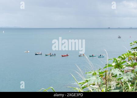 Salvador, Bahia, Brasilien - 11. Oktober 2019: Blick auf Fischer mit Fischerbooten, die am Strand von Barra in der Stadt Salvador, Bahia angeln. Stockfoto