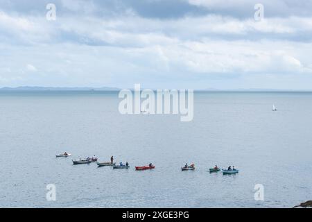 Salvador, Bahia, Brasilien - 11. Oktober 2019: Blick auf mehrere Fischerboote mit Fischern am Strand von Barra in der Stadt Salvador, Bahia. Stockfoto