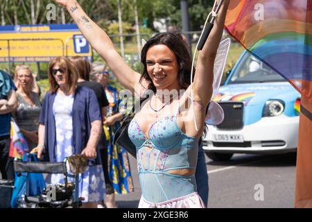 Parademarsch mit einer Flagge und Feier des London Pride 2024 auf der Park Lane, London, Samstag, 29. Juni 2024. Konzept: LGBTQIA+, wir sind überall Stockfoto