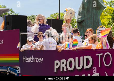 Leute in einem Heathrow Corporate Sponsorbus, mit einem Sänger unterhaltsam, feiern Pride 2024 in der Park Lane, London, 29. Juni 2024. Konzept: Stolz Stockfoto