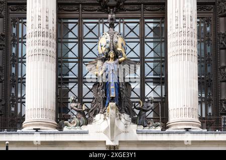 Eine 11 Fuß hohe Statue der Königin der Zeit, die auf dem Bug des Handelsschiffs steht und von Nymphen besucht wird, Selfridges, Oxford Street, London, Großbritannien Stockfoto