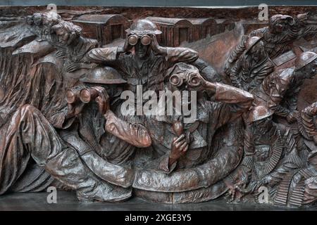 Nahaufnahme eines gegossenen Bronzefrisses von Spätern mit Fernglas - Teil des 2. Weltkriegs Schlacht von Großbritannien Monument am Victoria Embankment, Großbritannien Stockfoto