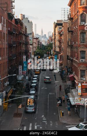 Blick auf die Eldridge Street in Chinatown, New York, in Richtung Empire State Building Stockfoto