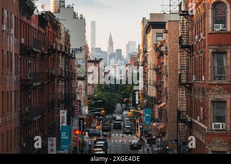 Blick auf die Eldridge Street in Chinatown, New York, in Richtung Empire State Building Stockfoto