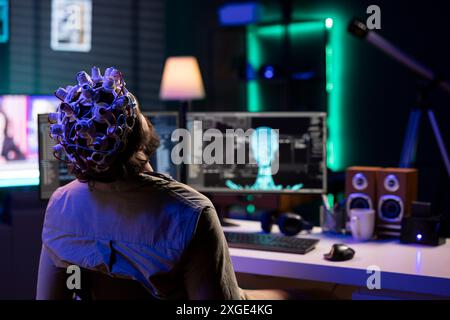 Computertechniker, der Trance betritt, EEG-Headset auf dem Kopf trägt, um mit künstlicher Intelligenz zu kommunizieren. IT-Administratoren nutzen High-Tech-Ausrüstung, um den Geist mit KI-Roboter zu verbinden und Superintelligenz zu gewinnen Stockfoto