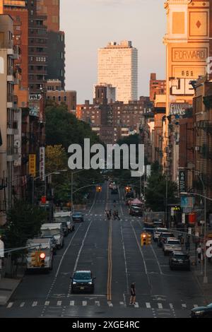 Blick auf den East Broadway in Manhattans Lower East Side, New York, bei Sonnenuntergang Stockfoto