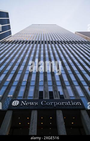 Ich schaue mir das Gebäude der News Corporation in New York City an Stockfoto