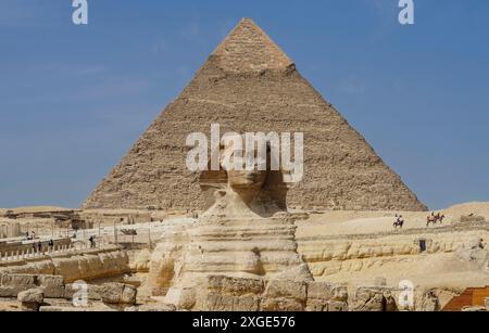 Die Sphinx befindet sich vor den Großen Pyramiden entlang des Gizeh-Plateaus in der Nähe von Kairo. Stockfoto