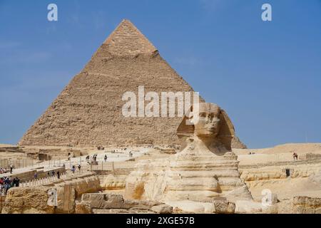 Die Sphinx befindet sich vor den Großen Pyramiden entlang des Gizeh-Plateaus in der Nähe von Kairo. Stockfoto