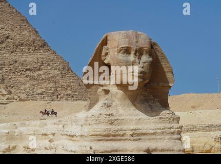 Die Sphinx befindet sich vor den Großen Pyramiden entlang des Gizeh-Plateaus in der Nähe von Kairo. Stockfoto