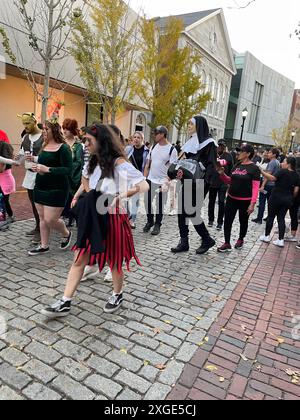 Menschen und Halloween-Kostüme gehen an einem Herbsttag durch die Straßen von Salem Massachusetts Stockfoto