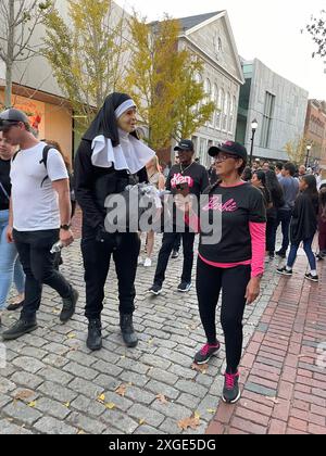 Die Menschen tragen lustige Kostüme, während sie während eines Halloween-Festivals im Herbst durch die Straßen der Innenstadt von Salem Massachusetts ziehen Stockfoto