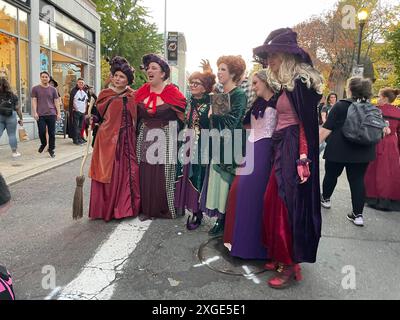 Auf der Hauptstraße von Salem, Massachusetts, treffen sich Familien und Freunde und zeigen ihre Halloween-Kostüme, die auf dem Film Hocus Pocus basieren Stockfoto