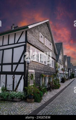 Fachwerkhäuser in einer alten Stadtstraße mit spektakulärem Himmel Stockfoto