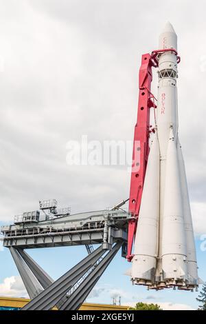 MOSKAU, RUSSLAND - 20. Juli 2023: Die Kopie der Wostok-Rakete, mit der der erste Astronaut der Erde Yury Gagarin am 12. April 1961 ins All flog Stockfoto