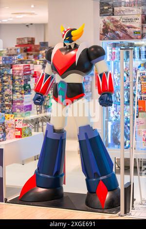 tokio, ikebukuro - 13. Mai 2019: Große Figur des japanischen Animes 'UFO Robot Grendizer' alias 'Goldorak', geschaffen von Go Nagai, am Eingang stehend Stockfoto