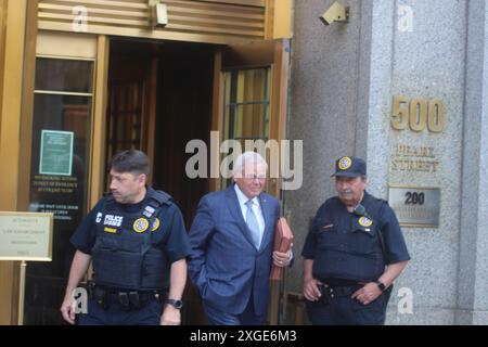 New York, USA. Juli 2024. Senator Robert Menendez verlässt das SDNY-Gericht, nachdem er in seinem Prozess wegen Bestechung in Ägypten und Katar die abschließenden Argumente geäußert hatte. Quelle: Matthew Russell Lee/Alamy Live News Stockfoto