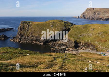 Ländliche Küstenlandschaft zerklüftete irische Küste und Landzunge Gaeltacht Ireland Glen Head County Donegal. Stockfoto