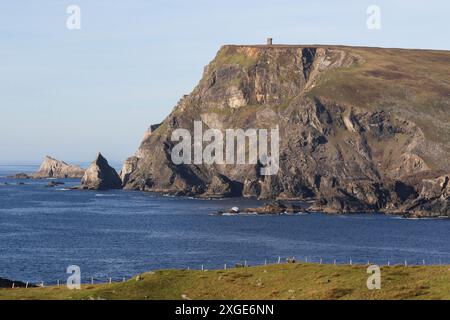 Seeklippen Donegal zerklüftete Küste Irlands in Gaeltacht Glen Head und Napoleonic Signalturm County Donegal Irland. Stockfoto