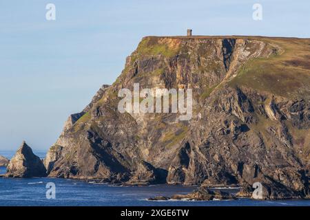 Napoleonischer Signalturm Irland Küste Landzungen Klippen Glen Head County Donegal Irland raue Küstenlandschaft. Stockfoto