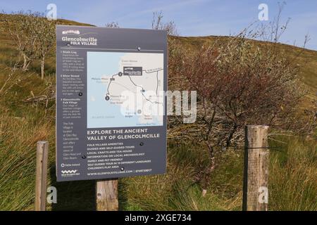 Glencolmcille Folk Village seufzen für das alte Tal von Glencolmcille mit der Landschaft von County Donegal im Hintergrund. Stockfoto