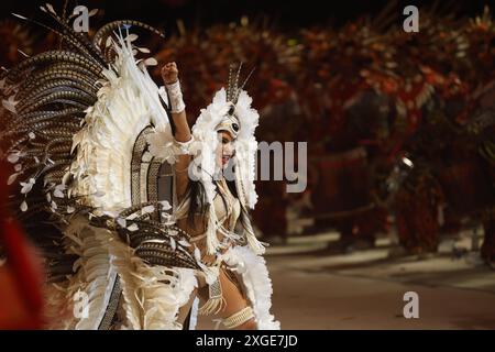 Isabelle Nogueira von der Boi Garantido bumba Gruppe tritt im Bumbodromo auf dem 57. Parintins Folklore Festival in Amazonas auf Stockfoto