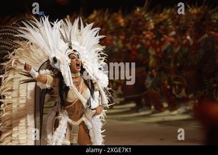 Isabelle Nogueira von der Boi Garantido bumba Gruppe tritt im Bumbodromo auf dem 57. Parintins Folklore Festival in Amazonas auf Stockfoto