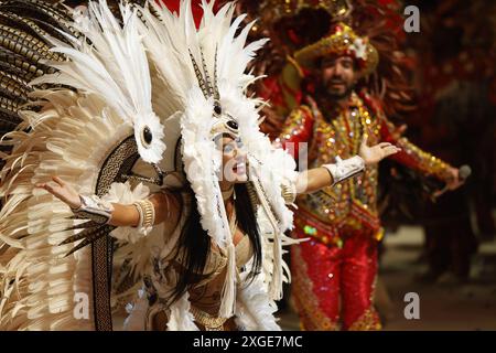 Isabelle Nogueira von der Boi Garantido bumba Gruppe tritt im Bumbodromo auf dem 57. Parintins Folklore Festival in Amazonas auf Stockfoto