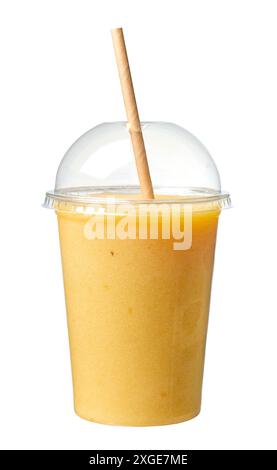 Bananen-, Mango- und Ananas-Smoothie in Take Away Tasse isoliert auf weißem Hintergrund Stockfoto