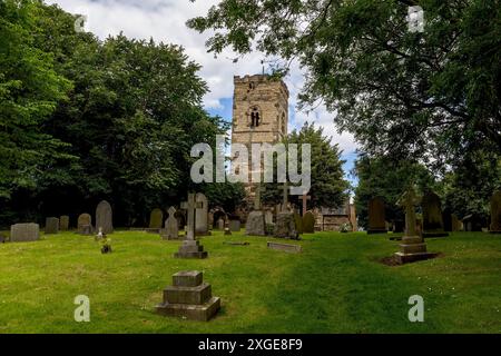 Eine allgemeine Ansicht der St. Cuthbert's Church in Billingham, County Durham. Es wird angenommen, dass an dieser Stelle in Billingham seit 845 n. Chr. in der sächsischen Ära eine Kirche stand. Sie wird als „Mutterkirche“ der Stadt beschrieben und befindet sich auf Billingham Green. Aufgrund fehlender Finanzmittel und eines Rückgangs in der Gemeinde ist die Zukunft der Kirche jedoch bedroht. Wie am Montag, 8. Juli 2024. (Foto: Mark Fletcher | MI News) Credit: MI News & Sport /Alamy Live News Stockfoto