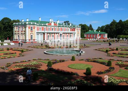 Kadriorg-Palast und Blumengarten mit Springbrunnen in Tallinn, Estland. Stockfoto