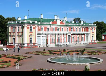 Kadriorg-Palast und Blumengarten mit Springbrunnen in Tallinn, Estland. Stockfoto