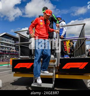 NORTHAMPTONSHIRE, VEREINIGTES KÖNIGREICH. Juli, 24. Charles Leclerc (Monaco) von Scuderia Ferrari verlässt die Strecke nach der Driver’s Parade während des Grand Prix 2024 von Qatar Airways auf dem Silverstone Circuit am Sonntag, den 7. Juli 2024 in NORTHAMPTONSHIRE, ENGLAND. Quelle: Taka G Wu/Alamy Live News Stockfoto