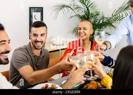 Verschiedene Gruppen von glücklichen und abwechslungsreichen Leuten, die gemeinsam im Speisesaal zu Mittag essen Stockfoto