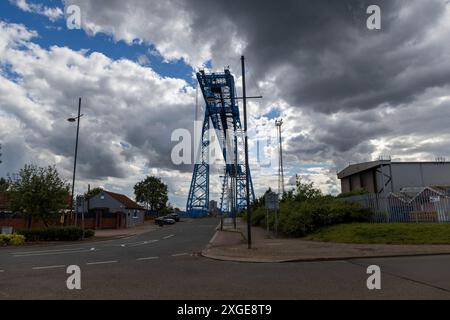 Eine allgemeine Ansicht der Tees Transporter Bridge zwischen Middlesbrough und Port Clarence, die 1911 eröffnet wurde. Die Brücke trägt eine Gondel, die Fahrzeuge und Fußgänger über den Fluss Tees transportieren soll. Die Brücke ist jedoch seit 2019 aus Sicherheitsgründen geschlossen. Aufgrund seines Alters und seiner historischen Art und Weise, in der er gebaut wurde, sind die erforderlichen Inspektionen und baulichen Bewertungen äußerst technischer Natur. Im Januar 2024 genehmigte das Tees Valley Combined Authority Cabinet einen Bericht, der 30 Millionen Pfund für die Wiederinbetriebnahme der Brücke verpflichtete. Juli 2024 Stockfoto