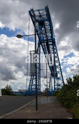 Eine allgemeine Ansicht der Tees Transporter Bridge zwischen Middlesbrough und Port Clarence, die 1911 eröffnet wurde. Die Brücke trägt eine Gondel, die Fahrzeuge und Fußgänger über den Fluss Tees transportieren soll. Die Brücke ist jedoch seit 2019 aus Sicherheitsgründen geschlossen. Aufgrund seines Alters und seiner historischen Art und Weise, in der er gebaut wurde, sind die erforderlichen Inspektionen und baulichen Bewertungen äußerst technischer Natur. Im Januar 2024 genehmigte das Tees Valley Combined Authority Cabinet einen Bericht, der 30 Millionen Pfund für die Wiederinbetriebnahme der Brücke verpflichtete. Juli 2024 Stockfoto