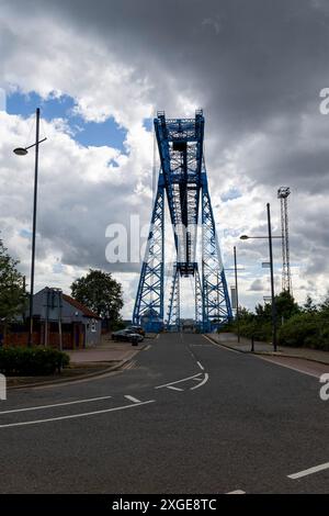 Eine allgemeine Ansicht der Tees Transporter Bridge zwischen Middlesbrough und Port Clarence, die 1911 eröffnet wurde. Die Brücke trägt eine Gondel, die Fahrzeuge und Fußgänger über den Fluss Tees transportieren soll. Die Brücke ist jedoch seit 2019 aus Sicherheitsgründen geschlossen. Aufgrund seines Alters und seiner historischen Art und Weise, in der er gebaut wurde, sind die erforderlichen Inspektionen und baulichen Bewertungen äußerst technischer Natur. Im Januar 2024 genehmigte das Tees Valley Combined Authority Cabinet einen Bericht, der 30 Millionen Pfund für die Wiederinbetriebnahme der Brücke verpflichtete. Juli 2024 Stockfoto