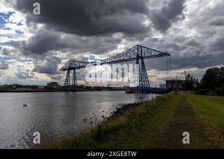 Eine allgemeine Ansicht der Tees Transporter Bridge zwischen Middlesbrough und Port Clarence, die 1911 eröffnet wurde. Die Brücke trägt eine Gondel, die Fahrzeuge und Fußgänger über den Fluss Tees transportieren soll. Die Brücke ist jedoch seit 2019 aus Sicherheitsgründen geschlossen. Aufgrund seines Alters und seiner historischen Art und Weise, in der er gebaut wurde, sind die erforderlichen Inspektionen und baulichen Bewertungen äußerst technischer Natur. Im Januar 2024 genehmigte das Tees Valley Combined Authority Cabinet einen Bericht, der 30 Millionen Pfund für die Wiederinbetriebnahme der Brücke verpflichtete. Juli 2024 Stockfoto