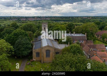 Eine Luftaufnahme der St. Cuthbert's Church in Billingham, County Durham. Es wird angenommen, dass an dieser Stelle in Billingham seit 845 n. Chr. in der sächsischen Ära eine Kirche stand. Sie wird als „Mutterkirche“ der Stadt beschrieben und befindet sich auf Billingham Green. Aufgrund fehlender Finanzmittel und eines Rückgangs in der Gemeinde ist die Zukunft der Kirche jedoch bedroht. Wie am Montag, 8. Juli 2024. (Foto: Mark Fletcher | MI News) Credit: MI News & Sport /Alamy Live News Stockfoto