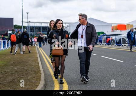 NORTHAMPTONSHIRE, VEREINIGTES KÖNIGREICH. Juli, 24. Gordon Ramsay und seine Tochter Holly Ramsay wurden am Sonntag, den 7. Juli 2024, zum Grand Prix 2024 von Qatar Airways auf dem Silverstone Circuit in NORTHAMPTONSHIRE, ENGLAND, eingeladen. Quelle: Taka G Wu/Alamy Live News Stockfoto