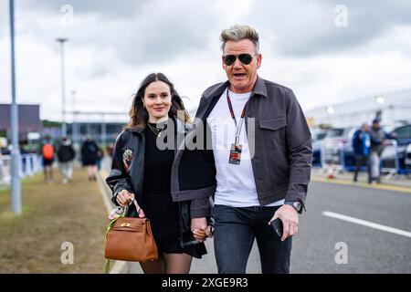 NORTHAMPTONSHIRE, VEREINIGTES KÖNIGREICH. Juli, 24. Gordon Ramsay und seine Tochter Holly Ramsay wurden am Sonntag, den 7. Juli 2024, zum Grand Prix 2024 von Qatar Airways auf dem Silverstone Circuit in NORTHAMPTONSHIRE, ENGLAND, eingeladen. Quelle: Taka G Wu/Alamy Live News Stockfoto