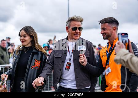 NORTHAMPTONSHIRE, VEREINIGTES KÖNIGREICH. Juli, 24. Gordon Ramsay und seine Tochter Holly Ramsay wurden am Sonntag, den 7. Juli 2024, zum Grand Prix 2024 von Qatar Airways auf dem Silverstone Circuit in NORTHAMPTONSHIRE, ENGLAND, eingeladen. Quelle: Taka G Wu/Alamy Live News Stockfoto