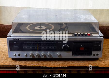 Vintage-Plattenspieler Kassettenradio Sony Entertainment Center Stockfoto