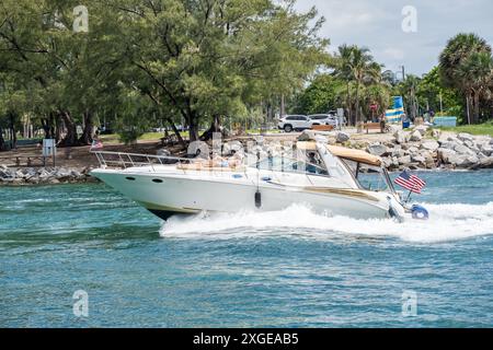 Miami Beach, Miami, Florida: Bunte gelbe und rote Schilder in Miami Beach. Schwarzer Vogel sitzt auf dem Schild. Sommerzeit. Unabhängigkeitstag. Stockfoto